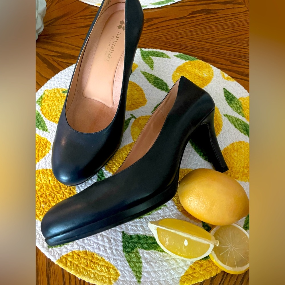 Naturalizer navy pumps